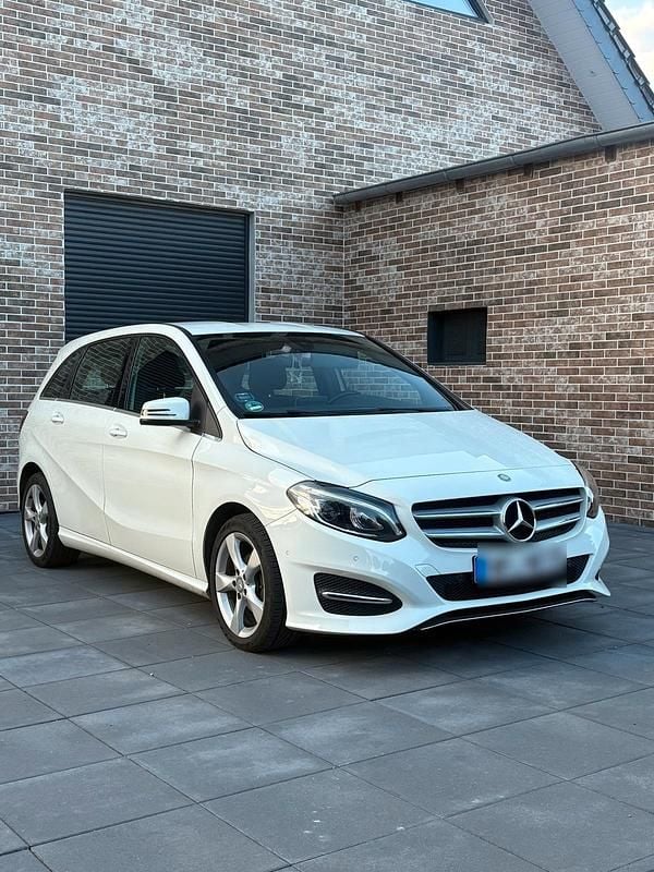 Weiß Gebraucht 2014 Mercedes B180 Van / Kleinbus | 11.000 € - Bild 1/4
