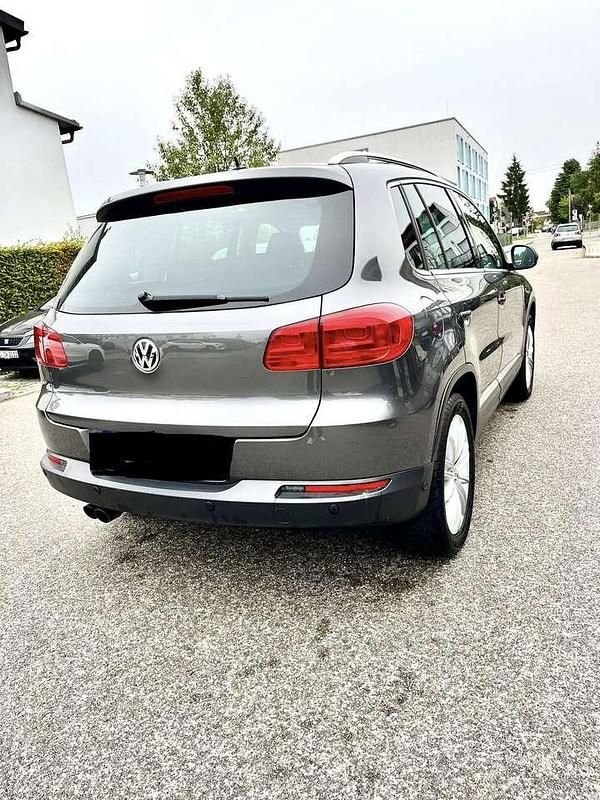 Grau Gebraucht 2012 VW Tiguan Sportline SUV | 11.200 € (Fairer Preis) - Bild 1/4