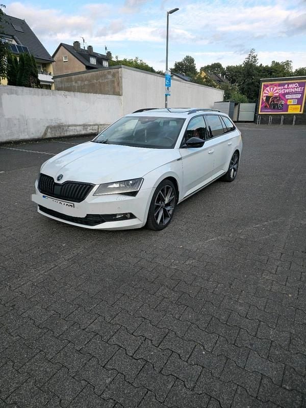 Weiß Gebraucht 2018 Skoda Superb SportLine Kombi | 19.300 € (Teuer) - Bild 1/4