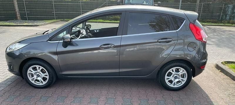 Gebraucht Ford Fiesta Titanium 101 PS (74 kW) 2015 Grau Limousine
