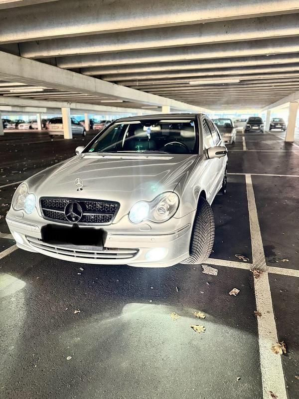 Grau Gebraucht 2006 Mercedes C350 Avantgarde Limousine | 4.999 € (Fairer Preis) - Bild 1/4