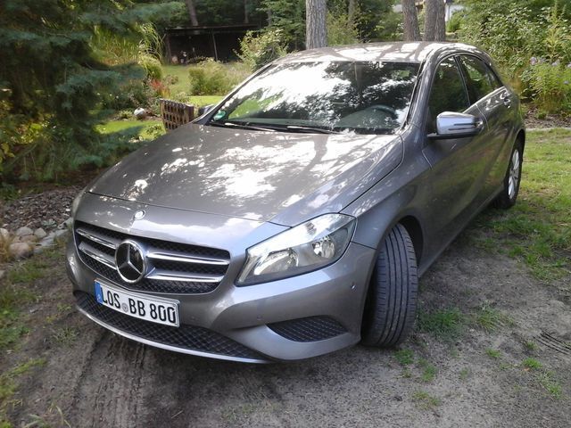 Grau metallic Gebraucht 2013 Mercedes A180 Limousine | 16.000 € (Teuer) - Bild 1/3