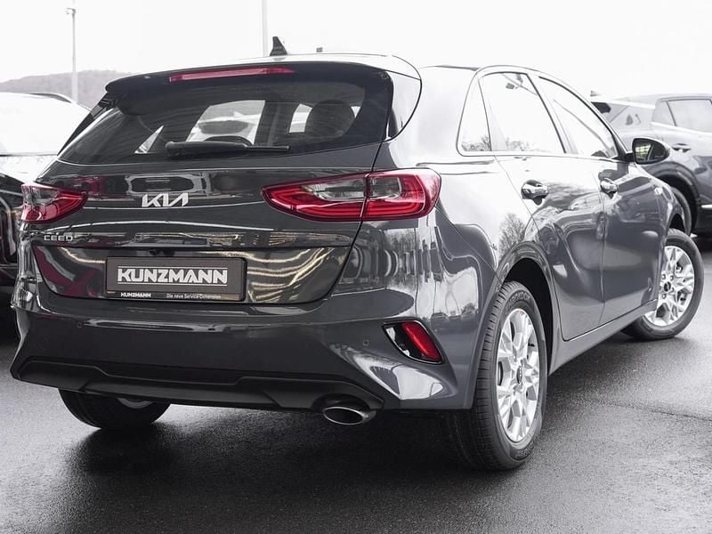 Neu Kia Ceed Comfort 140 PS (102 kW) 2026 Grau pentametal metallic Kleinwagen