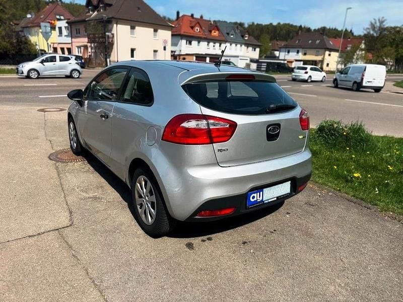 Gebraucht Kia Rio 75 PS (55 kW) 2013 Silber Limousine