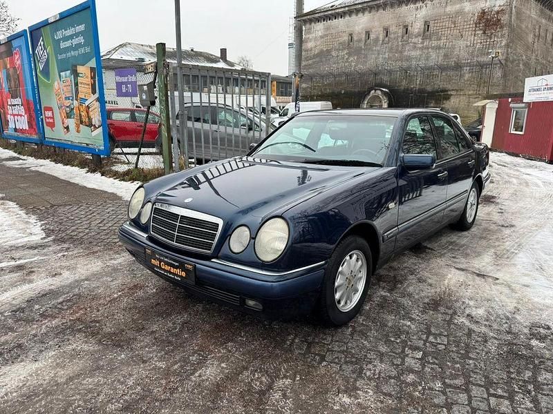 Gebraucht Mercedes E200 Elegance 136 PS (100 kW) 1996 Blau Limousine