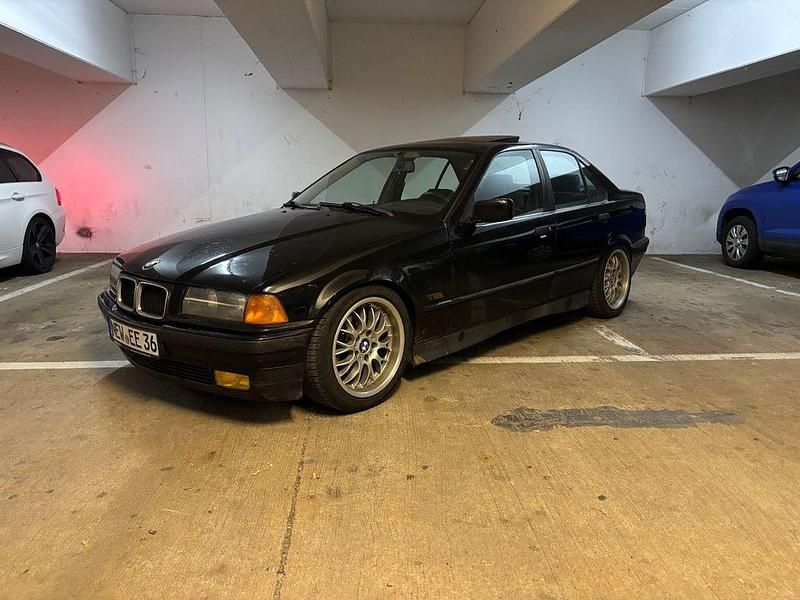 Schwarz Gebraucht 1996 BMW 320 M Sport Limousine | 4.900 € (Fairer Preis) - Bild 1/4