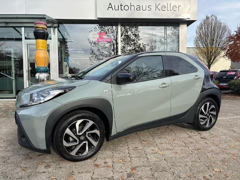 Urban khaki Gebraucht 2025 Toyota Aygo Kleinwagen | 15.960 € (Fairer Preis) - Bild 1/4