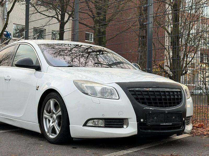 Weiß Gebraucht 2010 Opel Insignia OPC Limousine | 2.990 € (Guter Preis) - Bild 1/4