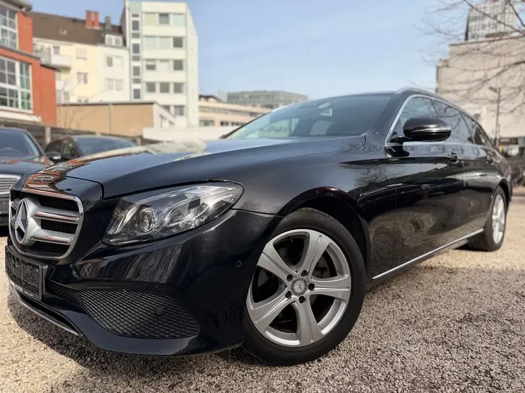 Używany Mercedes E220 194 KM (142 kW) 2017 Czarny Sedan/Limuzyna