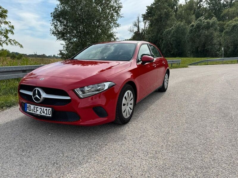 Rot Gebraucht 2019 Mercedes A160 Limousine | 16.400 € (Superpreis) - Bild 1/4