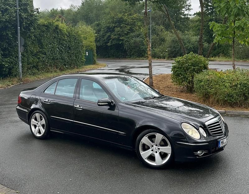 Schwarz Gebraucht 2009 Mercedes E300 Limousine | 5.900 € (Teuer) - Bild 1/4