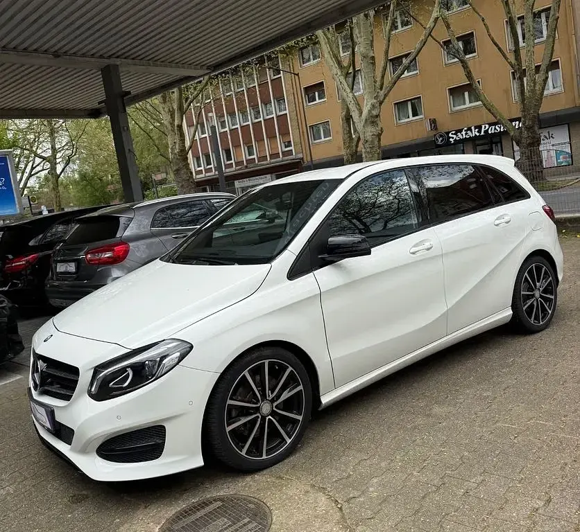 Gebraucht Mercedes B250 211 PS (155 kW) 2016 Weiß Kleinwagen