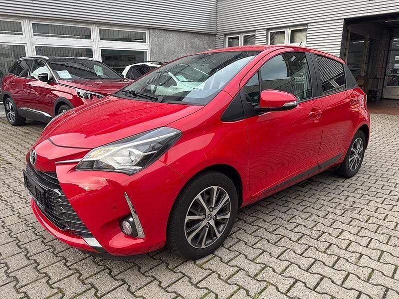 Rot Gebraucht 2020 Toyota Yaris Team Limousine | 12.490 € (Guter Preis) - Bild 1/4