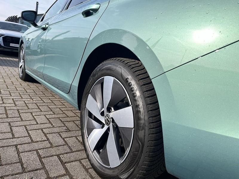 Gebraucht VW Passat Elegance 150 PS (110 kW) 2025 Grün Kombi