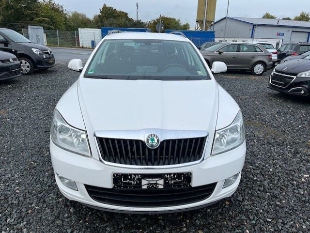 Weiß Gebraucht 2012 Skoda Octavia Sport Kombi | 2.700 € (Superpreis) - Bild 1/4
