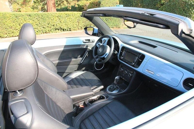 Gebraucht VW Beetle Cabriolet Design 160 PS (117 kW) 2014 Blau Cabrio
