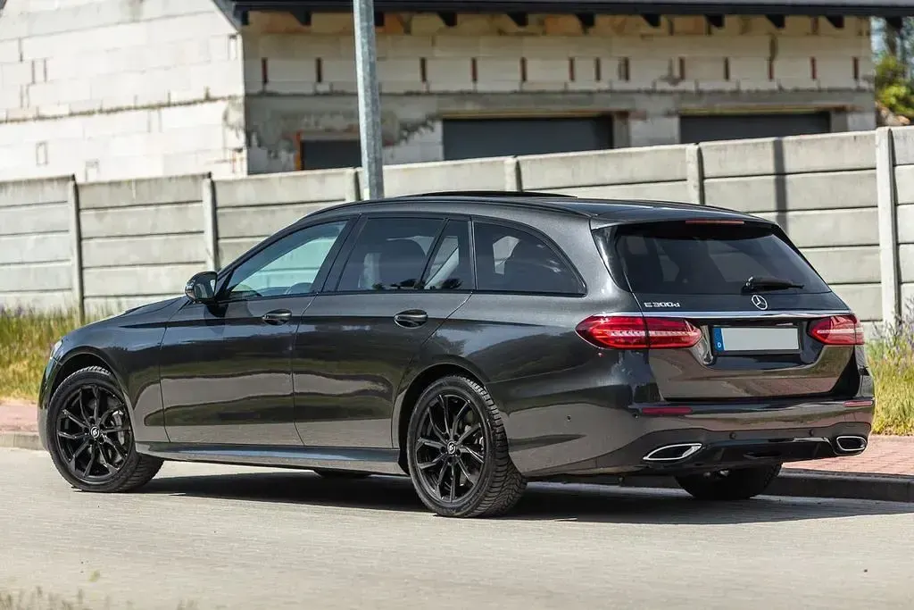 Gebraucht Mercedes E300 AMG line 194 PS (142 kW) 2022 Grau Limousine