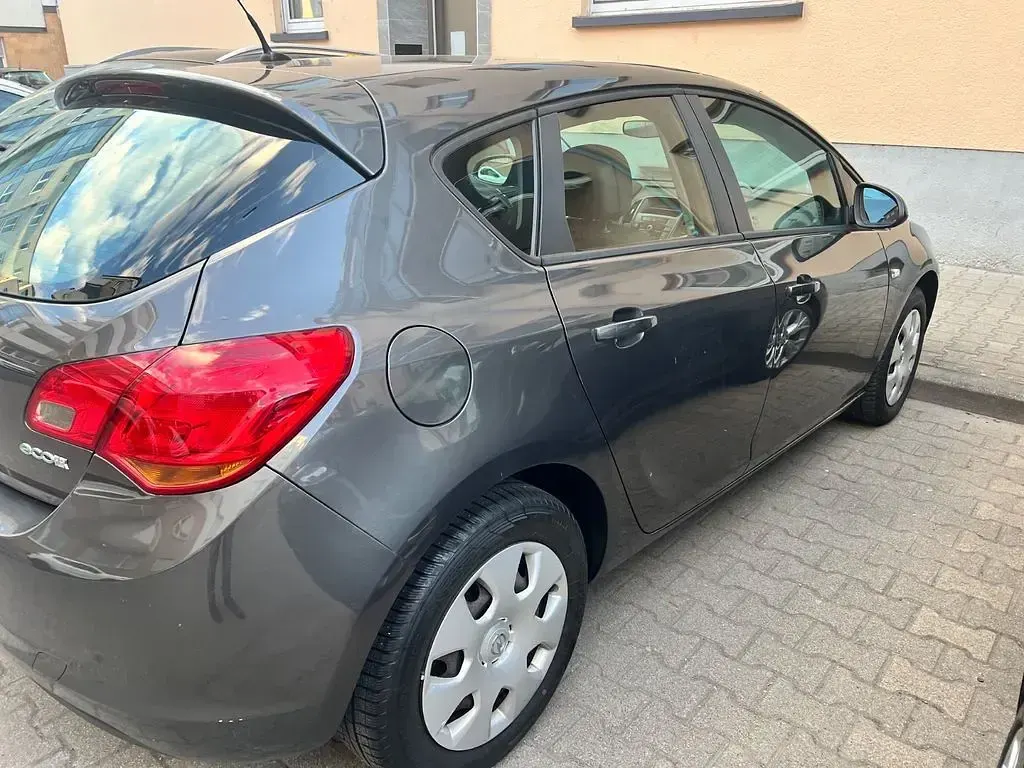 Używany Opel Astra Selection 87 KM (63 kW) 2011 Szary Sedan/Limuzyna
