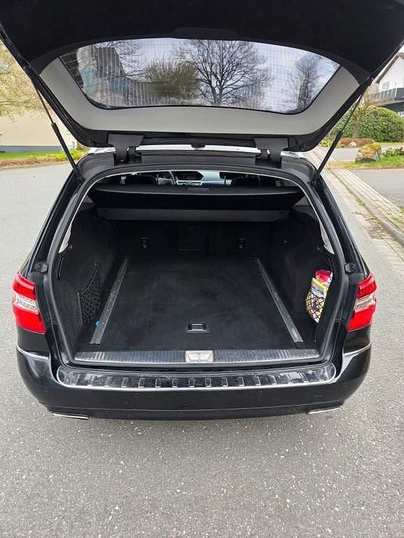 Gebraucht Mercedes E350 Avantgarde 265 PS (194 kW) 2011 Schwarz Limousine