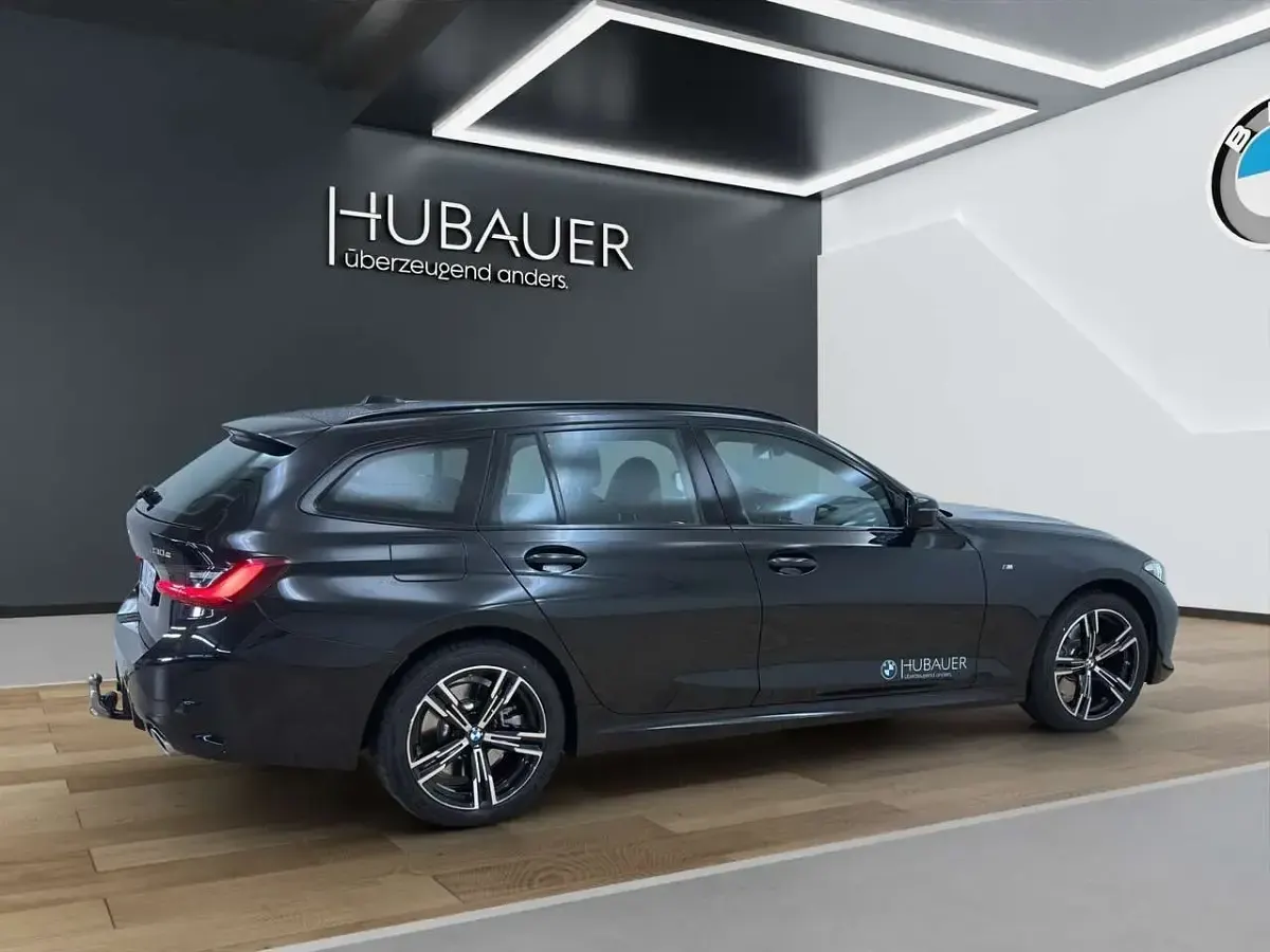 Gebraucht BMW 330e M Sport 292 PS (214 kW) 2025 Saphirschwarz Kombi