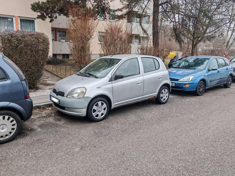 Silber Gebraucht 1999 Toyota Yaris Sol Limousine | 500 € (Superpreis) - Bild 1/4