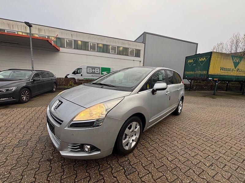Grau Gebraucht 2013 Peugeot 5008 Limousine | 4.200 € - Bild 1/4