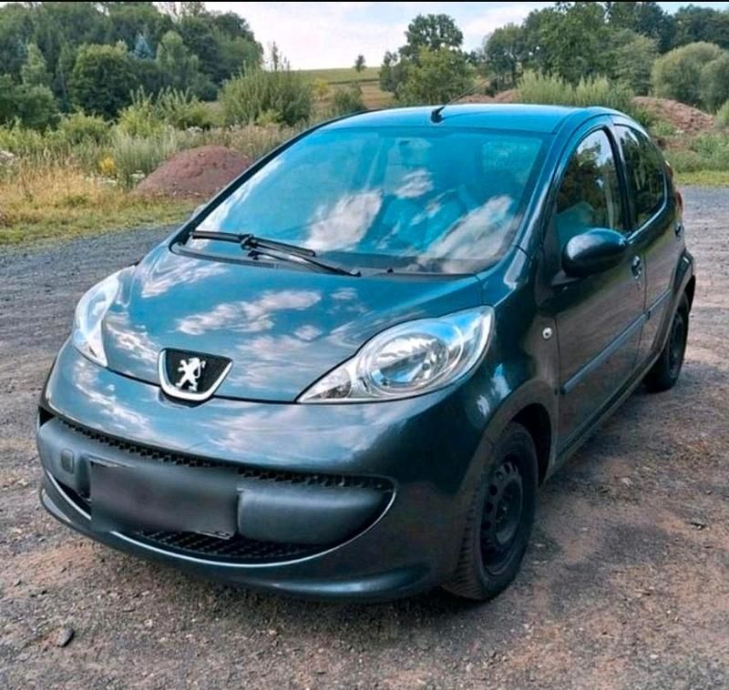 Grau Gebraucht 2008 Peugeot 107 Kleinwagen | 2.199 € (Fairer Preis) - Bild 1/4