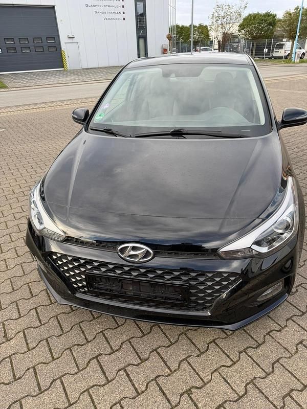 Schwarz Gebraucht 2019 Hyundai i20 Limousine | 13.300 € (Fairer Preis) - Bild 1/4