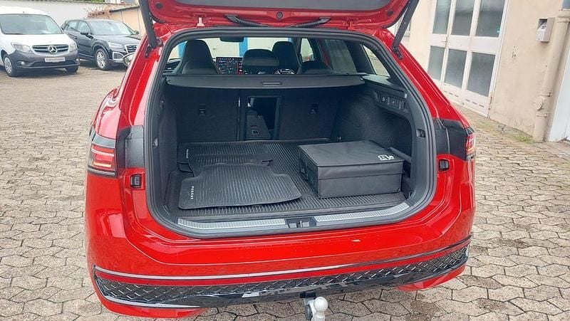 Second-hand VW Passat R-line 272 CP (200 kW) 2025 Roșu Berlinǎ