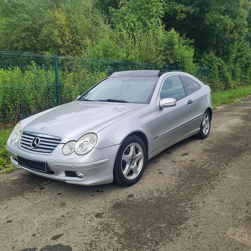 Gebraucht Mercedes C220 143 PS (105 kW) 2003 Brillantsilber  metalliclack Coupé
