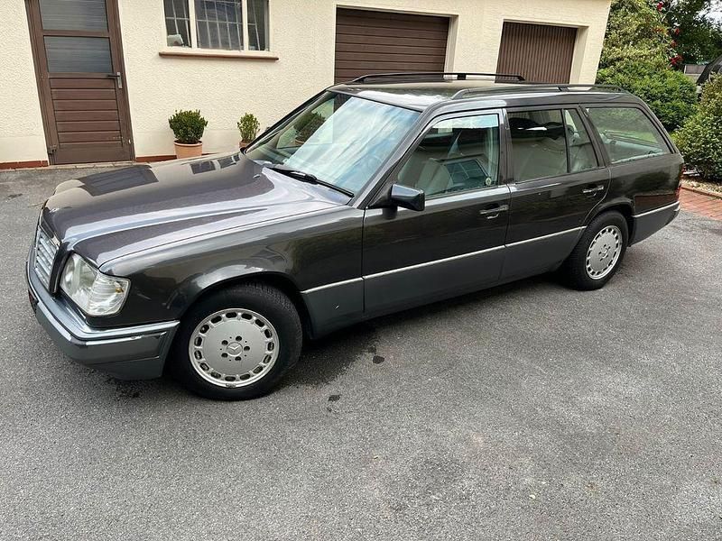 Schwarz Gebraucht 1994 Mercedes E320 Kombi | 12.800 € - Bild 1/4