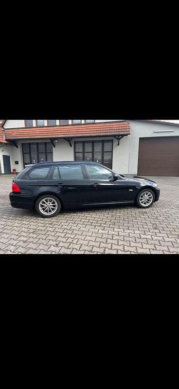 Gebraucht BMW 320 184 PS (135 kW) 2011 Schwarz Kombi