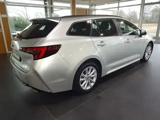 Używany Toyota Corolla Active 140 KM (102 kW) 2024 Srebrny Kombi