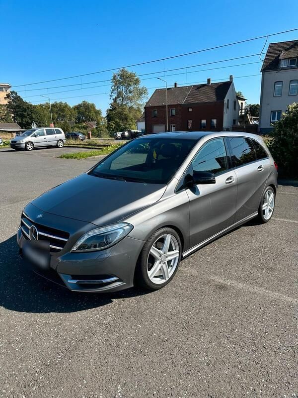 Grau Gebraucht 2013 Mercedes B180 Sport Van / Kleinbus | 10.900 € (Etwas zu teuer) - Bild 1/4