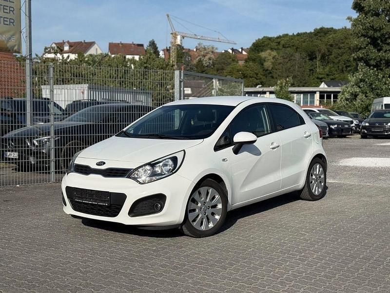 Weiß Gebraucht 2015 Kia Rio DREAM-TEAM Edition Limousine | 6.498 € (Fairer Preis) - Bild 1/4
