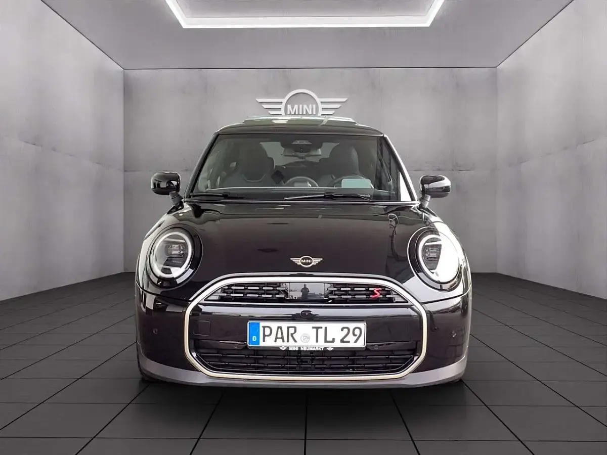 Gebraucht Mini Cooper S Favoured 204 PS (150 kW) 2024 Midnight black ii Kleinwagen