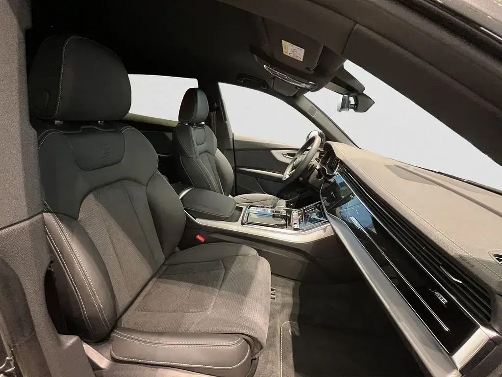 Gebraucht Audi Q8 Business 231 PS (169 kW) 2025 Grau SUV