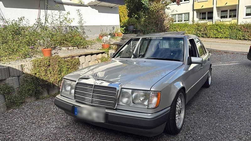 Silber Gebraucht 1990 Mercedes E200 Limousine | 5.250 € - Bild 1/4