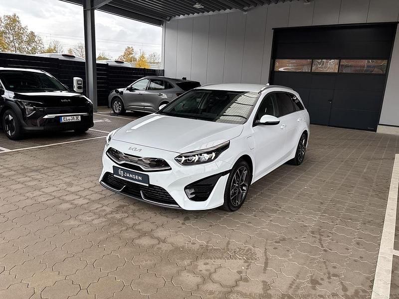 Weiß Gebraucht 2024 Kia Ceed Sportswagon Platinum Edition Kombi | 30.990 € (Teuer) - Bild 1/3