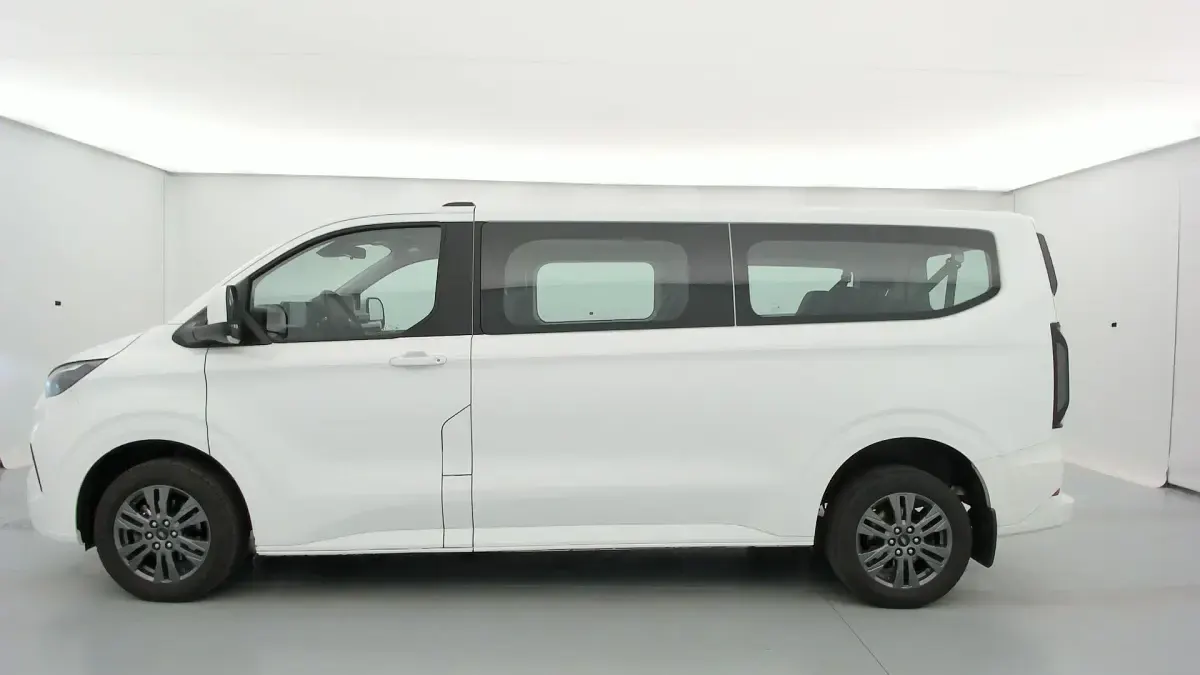 Gebraucht Ford Tourneo Titanium 150 PS (110 kW) 2024 Blanc glacier Van / Kleinbus