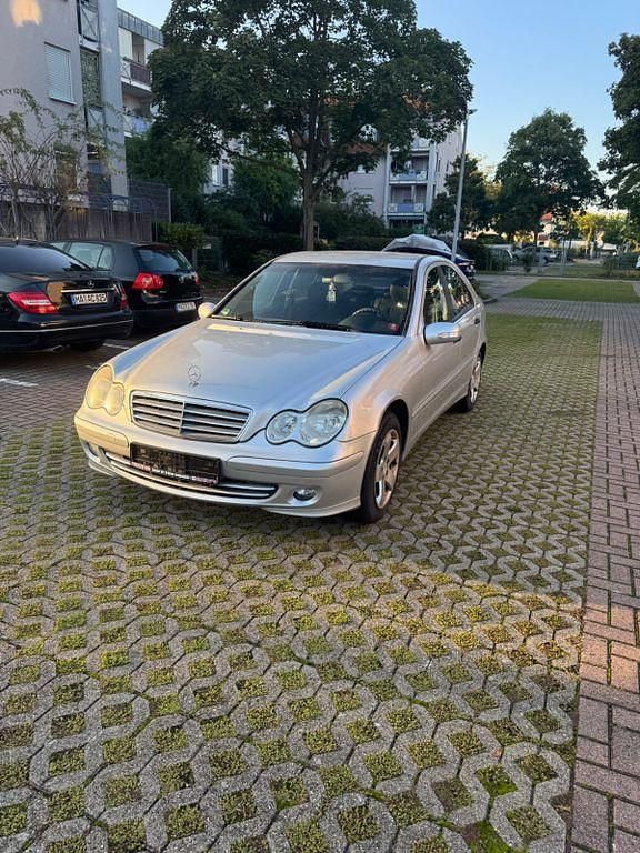 Silber Gebraucht 2006 Mercedes C220 Elegance Limousine | 3.750 € (Fairer Preis) - Bild 1/4