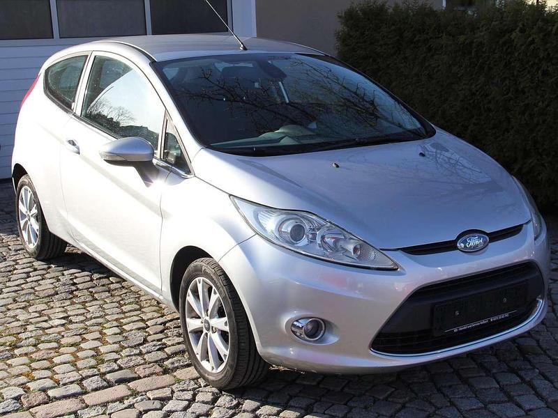 Gebraucht Ford Fiesta Ghia 82 PS (60 kW) 2008 Polarsilber metallic Kleinwagen