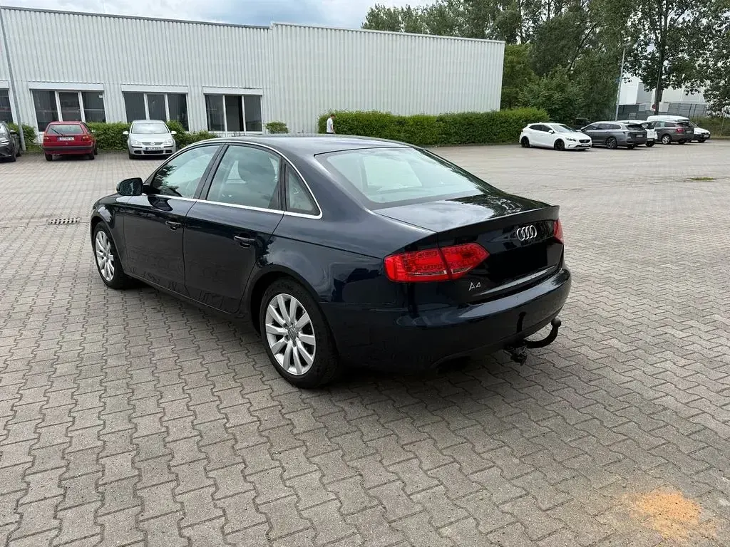 Gebraucht Audi A4 Attraction 160 PS (117 kW) 2011 Blau Limousine