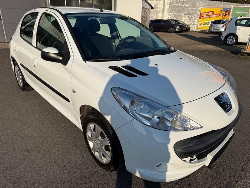 Gebraucht Peugeot 206+ Basis 75 PS (55 kW) 2009 Weiß Kleinwagen