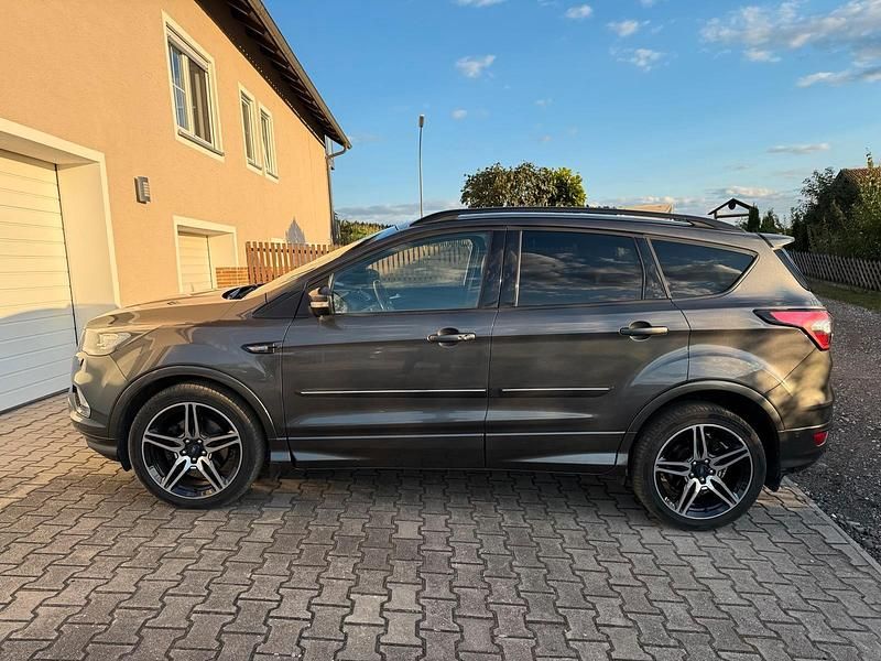 Gebraucht Ford Kuga ST-Line 180 PS (132 kW) 2018 Grau SUV
