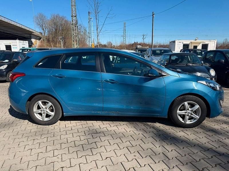 Gebraucht Hyundai i30 110 PS (80 kW) 2014 Aqua blue / met Kombi