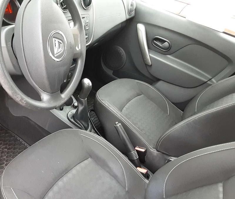 Gebraucht Dacia Sandero 90 PS (66 kW) 2013 Perlmuttschwarz Kleinwagen