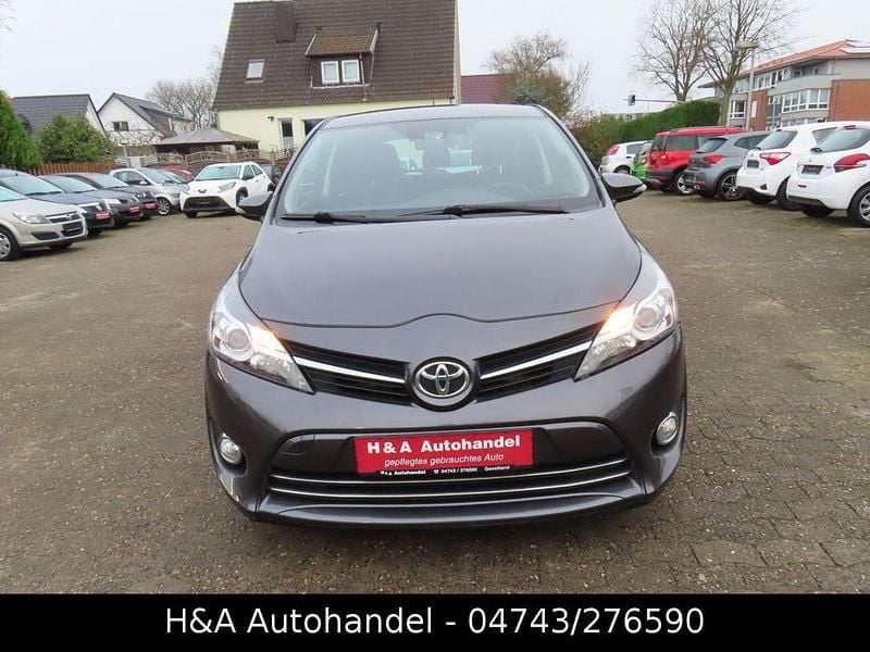 Grau Gebraucht 2016 Toyota Verso Edition-S Van / Kleinbus | 5.299 € (Fairer Preis) - Bild 1/4
