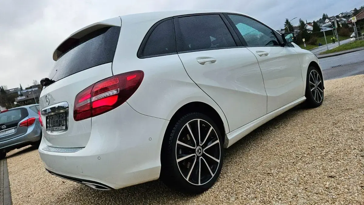 Gebraucht Mercedes B180 109 PS (80 kW) 2016 Weiß Kleinwagen