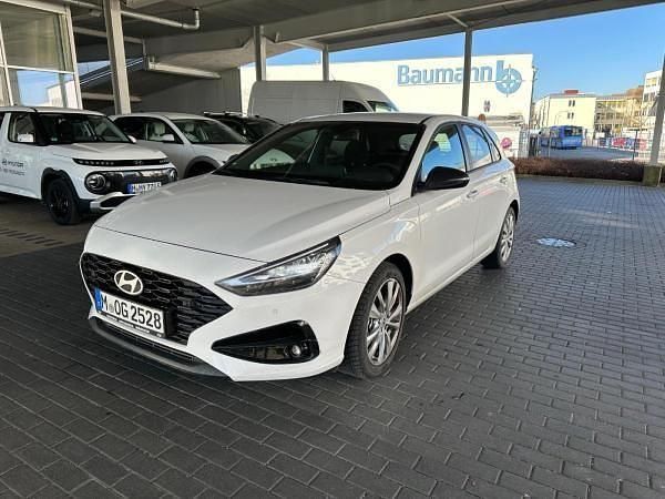 Weiß (atlas white / sol) Gebraucht 2024 Hyundai i30 Limousine | 18.975 € (Guter Preis) - Bild 1/4